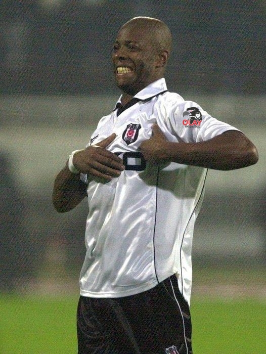 Pascal Nouma: "Ben, Cenk Tosun ile ilgili konuşmak istemiyorum. Bizim rengimiz Siyah-Beyaz, sen neden Fenerbahçe'ye gidiyorsun?"

🗣️Ecem Dinçkal: "Para?"

Pascal Nouma: "Ama para her şey değil. Bana da Galatasaray ve Fenerbahçe daha çok para vermesine rağmen gitmedim. Hayatta