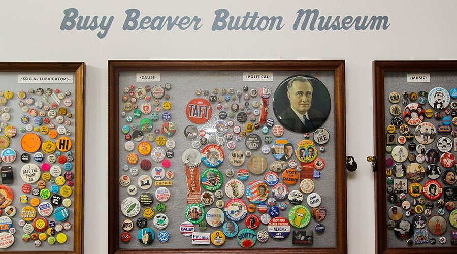 GoBizarreTravel's tweet image. Did you know the world's only pin-back button museum is in Chicago? The Busy Beaver Button Museum has over 30,000 pins, telling the story of American history &amp;amp; pop culture.

📍 Logan Square, Chicago #ButtonMuseum #Chicago #HiddenGem #PinbackButtons #History