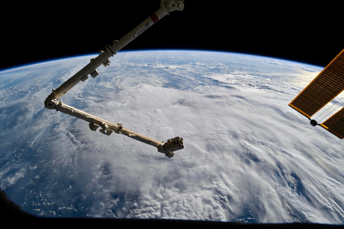 Astro_Kimiya's tweet image. 台風22号の撮影をしようとカメラを構えている際に、日本の南の海上で別の雲の塊が渦を巻き始めているのを見ました。
今後、日本の皆さまに影響が出そうで心配です。
こちらも、今後の情報にご注意ください。
(急いで撮影したので、2枚目は窓に太陽電池パネルが映り込んでいます)
