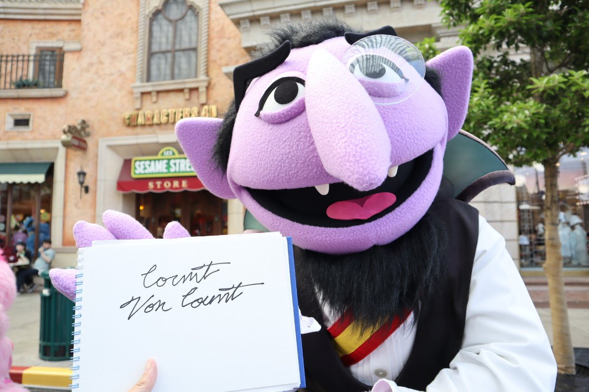 jo_cookie_usj's tweet photo. カウント伯爵　Happy Birthday 🥳 
紳士でクールでちょっとお茶目な伯爵✨
またサインもらいに行くよ〜✒️
(今はなきセサミストアをバックに！)
#USJファン #わたしのカウント伯爵ベストショット https://t.co/cejJowUa1L