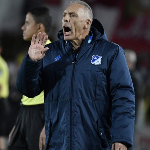 VSportsTM's tweet image. “Con Millonarios dirigí las finales vs. Santa Fe. Dos días antes hice quimioterapia. Gritaba como loco abajo de la lluvia. Mi oncólogo no entendía nada. Fui un inconsciente, pero el hecho de ver rodar la pelota me sanaba más que lo demás”.

✍️ Miguel Ángel Russo. QEPD.