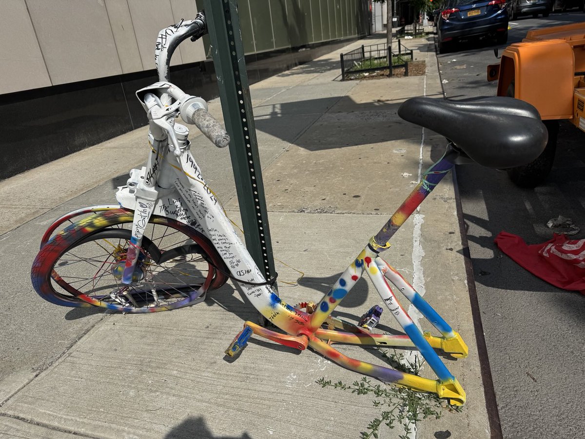 TedTrimpa's tweet photo. Memorial bike on the streets of NYC. Was only around a few weeks. Some touching messages on the frame.  And people say New Yorkers are thoughtless… https://t.co/bqFPwvT9jd
