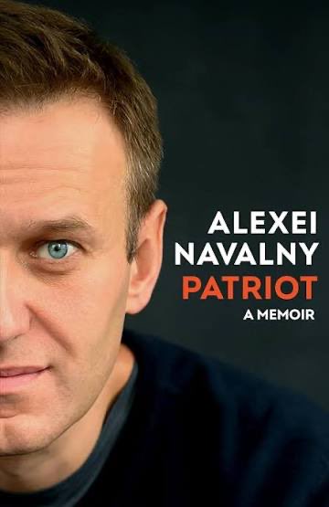 A wave of conspiracy theories has spread online regarding Alexei Navalny’s book Patriot. People have noticed that in the Russian-language edition, unlike the English one, there are no anti-war texts by Alexei — no statements opposing the war with Ukraine. Some even write things