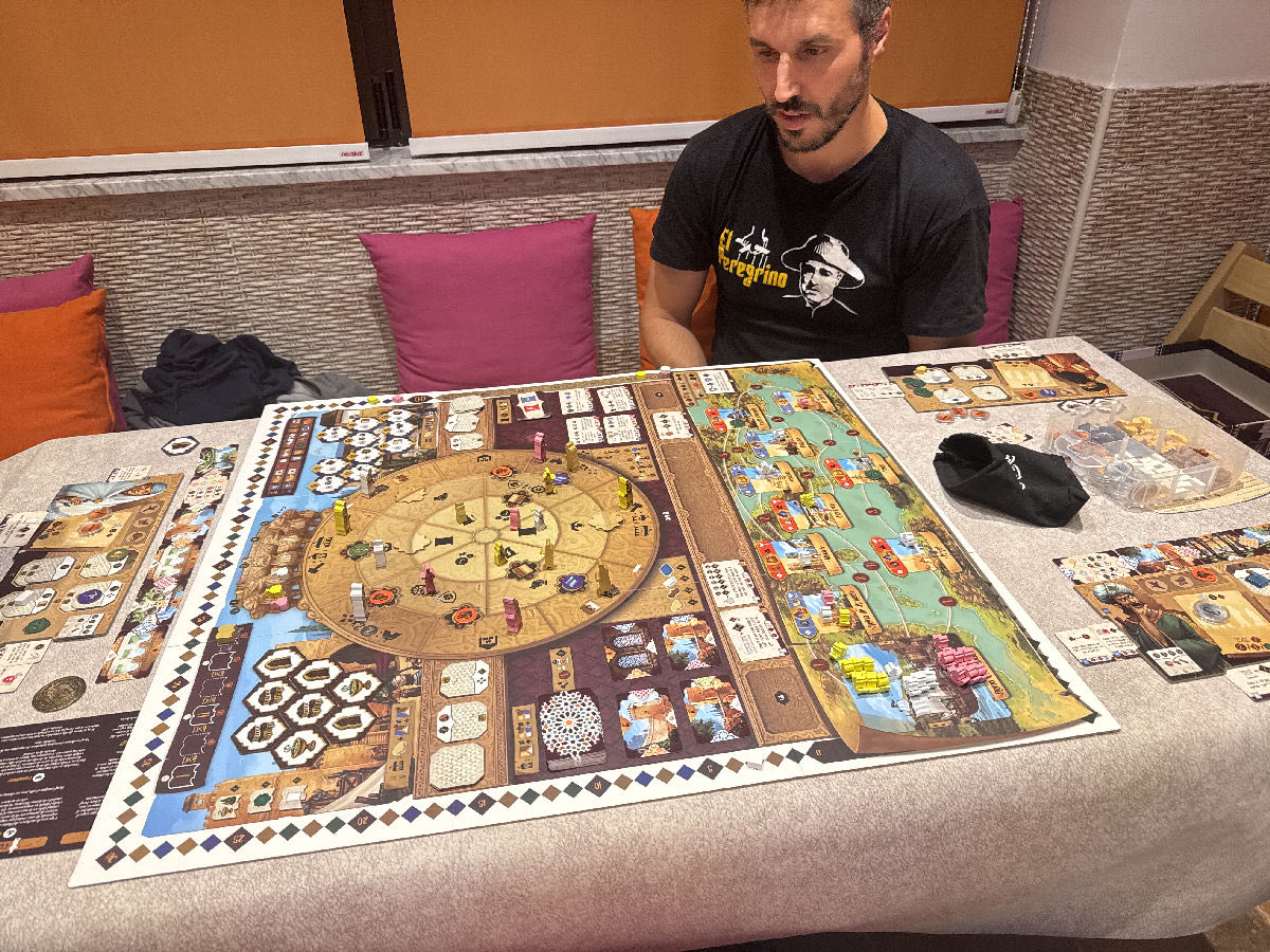 Pelitron1314's tweet photo. Jugué a Sabika el 8 de Octubre con 3 jugadores #bgcatalog https://t.co/CJMu5jKHmk
Dios!!! Como estruja esta obra de arte #juegodemesa #jugar #sabika @GermanMiyan https://t.co/47xQO89Tod