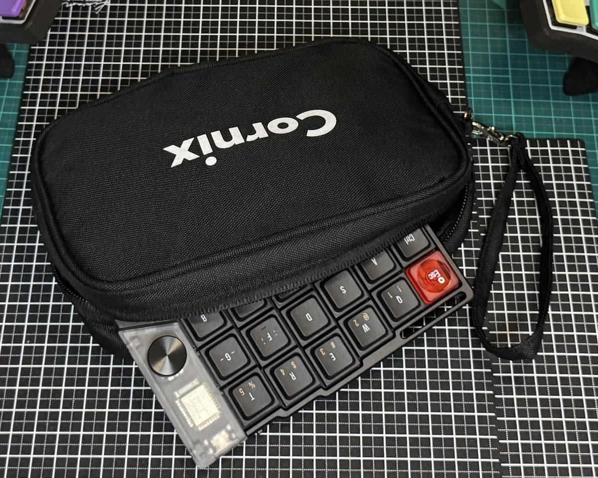 #Cornix をVialで普段のキー配列にし、フル充電も済ませ今日から本気の試用開始
付属ポーチに入れてもかわいくて、無駄にお出かけしたくなりますね

#自作キーボード
#キーボード沼