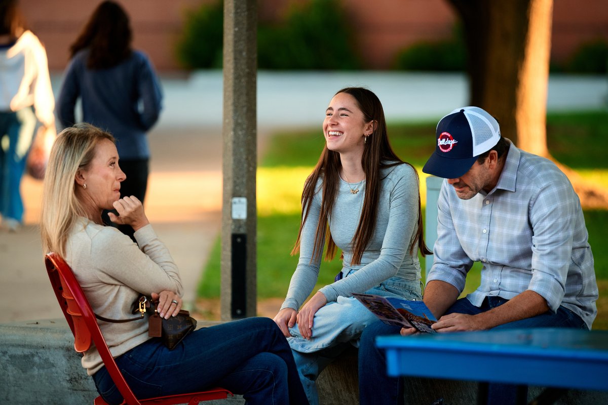 GonzagaU's tweet photo. Nothing but smiles during Fall Family Weekend! 🍂 🤎 #gonzaga #fallfamilyweekend https://t.co/JqokLWnmlM