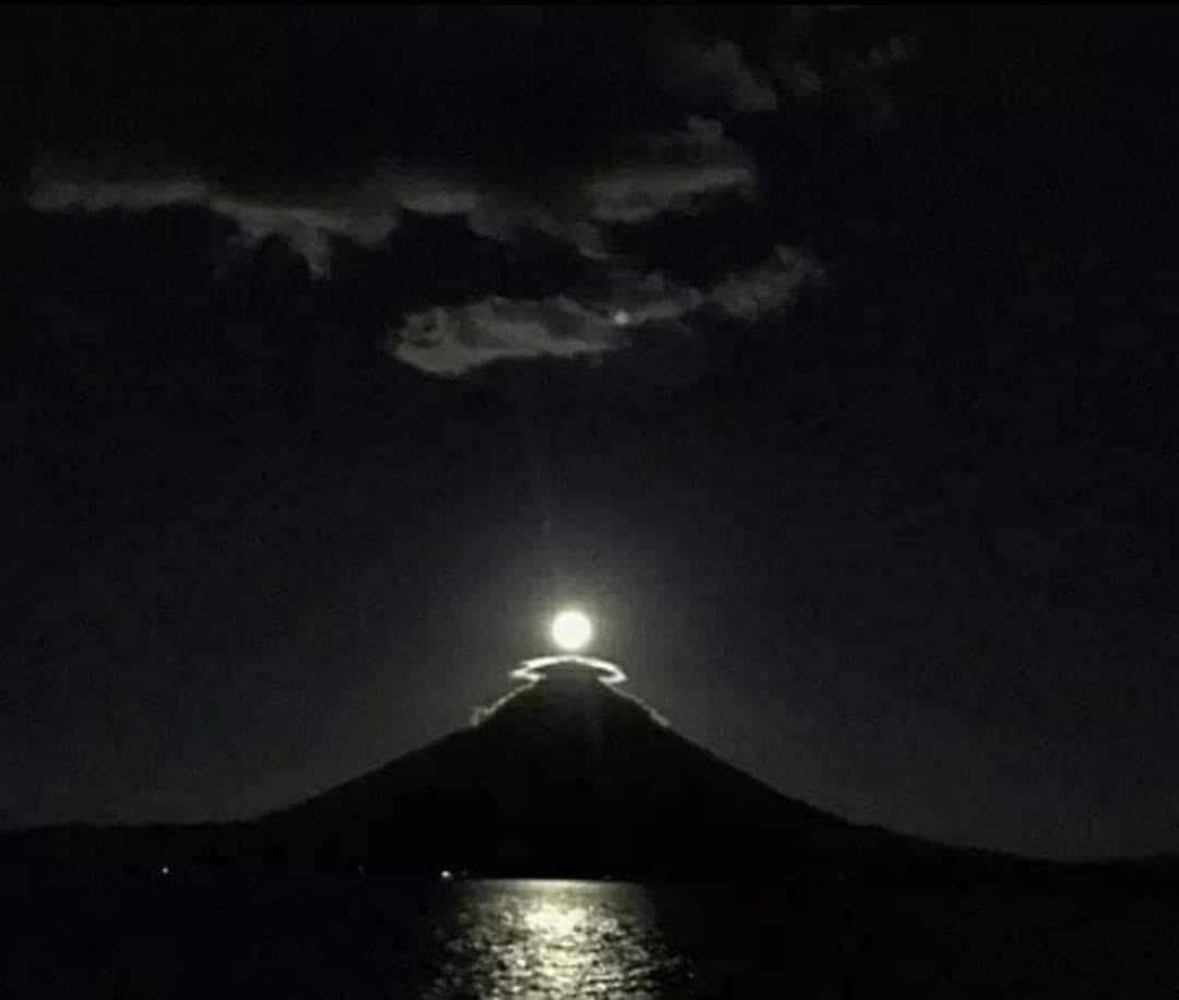 nicahokie's tweet photo. #SuperMoons are #NextLevel in the land of Lakes and Volcanoes #Nicaragua https://t.co/lSRULM29gx