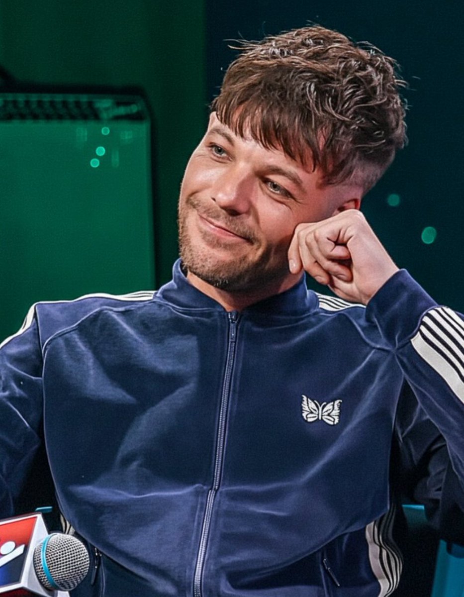shinyblou's tweet photo. how he looks at his wife when she starts telling him her plans for the next marathon https://t.co/5zhcPtu62I