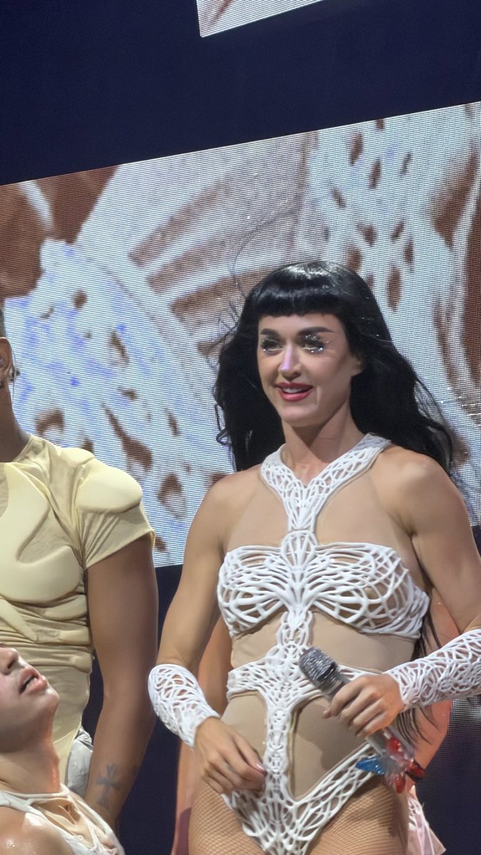 daveonthemic's tweet image. Truly sensational as always @katyperry , there really aren’t the words to describe the talent, the personality &amp;amp; the performer that Katy has &amp;amp; exhibits. I am speechless now but I know one thing, I will love her for life. 😍 #thelifetimestour #katyperry #manchester #katycats