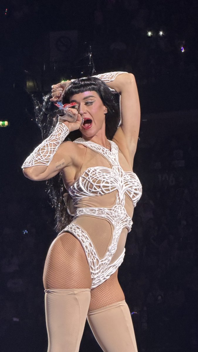 daveonthemic's tweet image. Truly sensational as always @katyperry , there really aren’t the words to describe the talent, the personality &amp;amp; the performer that Katy has &amp;amp; exhibits. I am speechless now but I know one thing, I will love her for life. 😍 #thelifetimestour #katyperry #manchester #katycats
