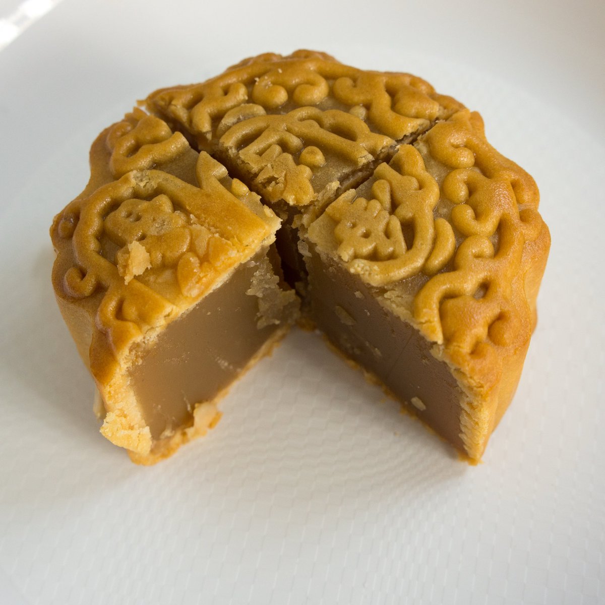 NeiJingLover's tweet image. Mooncakes are the perfect seasonal symbolic-medicinal food. 

They’re not meant to be yummy. They’re meant to calm the heart and draw your body-mind inward to align with nature’s momentum in both autumn and late summer.

And a little sadness means they’re working. 😉 here’s why: