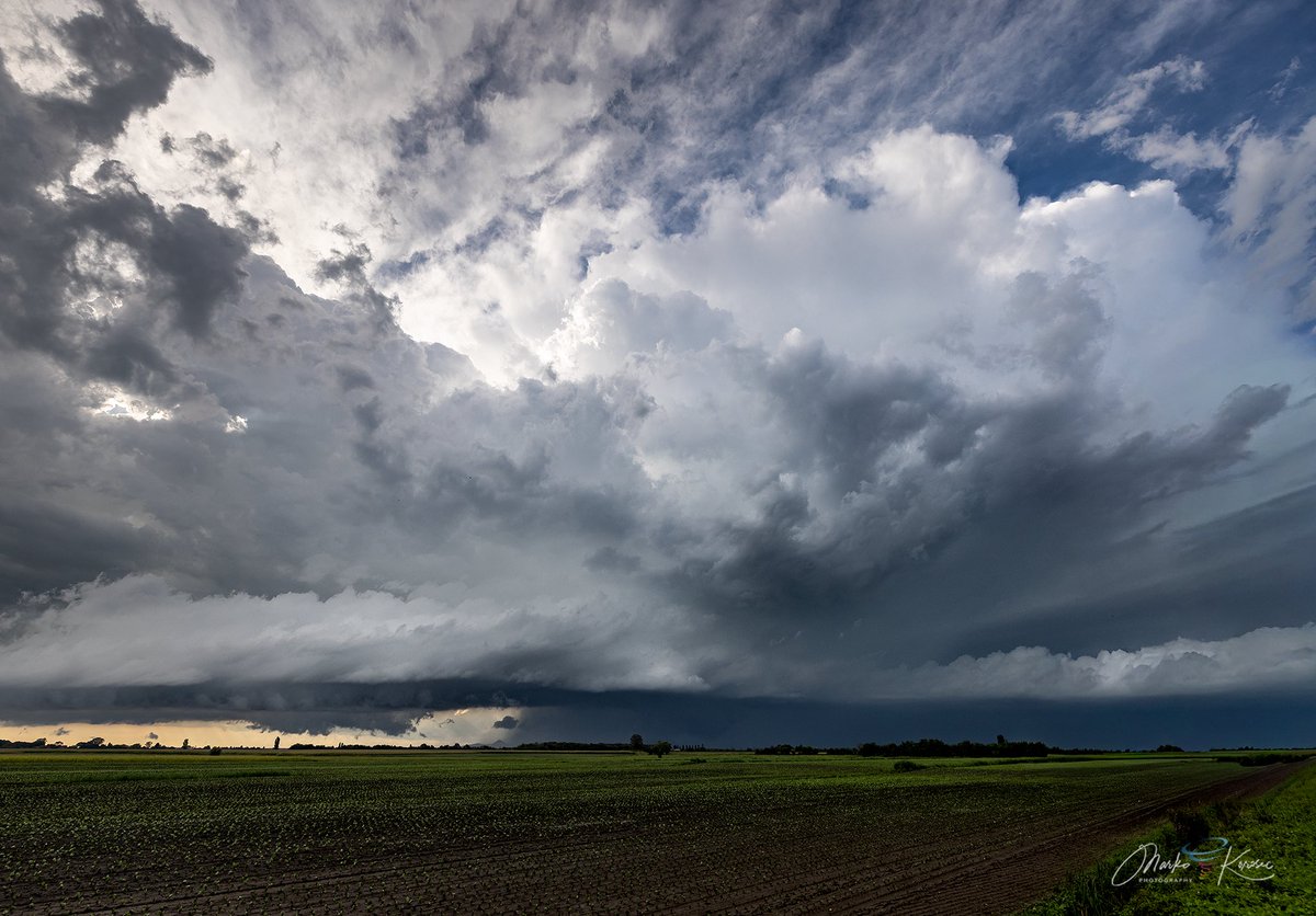 A rapidly developing and strongly tilted supercell near Anguillara Veneta, Italy, on August 29th, 2025. Followed this storm across the Veneto region into the evening.