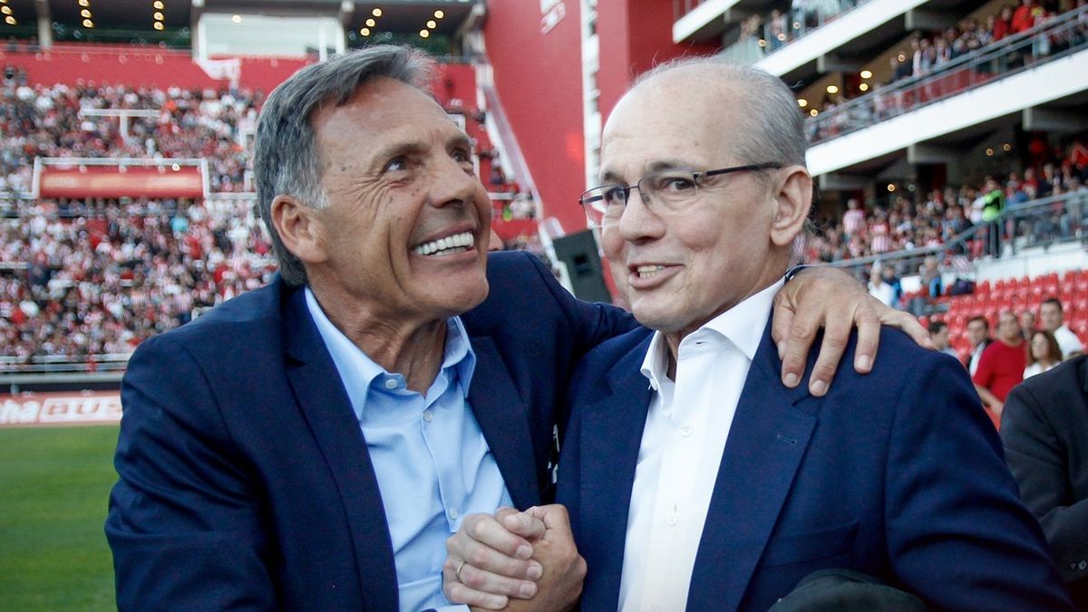 Russo y Sabella, los técnicos en la inauguración de UNO. Dos soldados del Narigón que luego se convirtieron en grandes y exitosos entrenadores del fútbol argentino.

Estudiantes tuvo el privilegio de disfrutarlos dentro del campo de juego y en el banco.