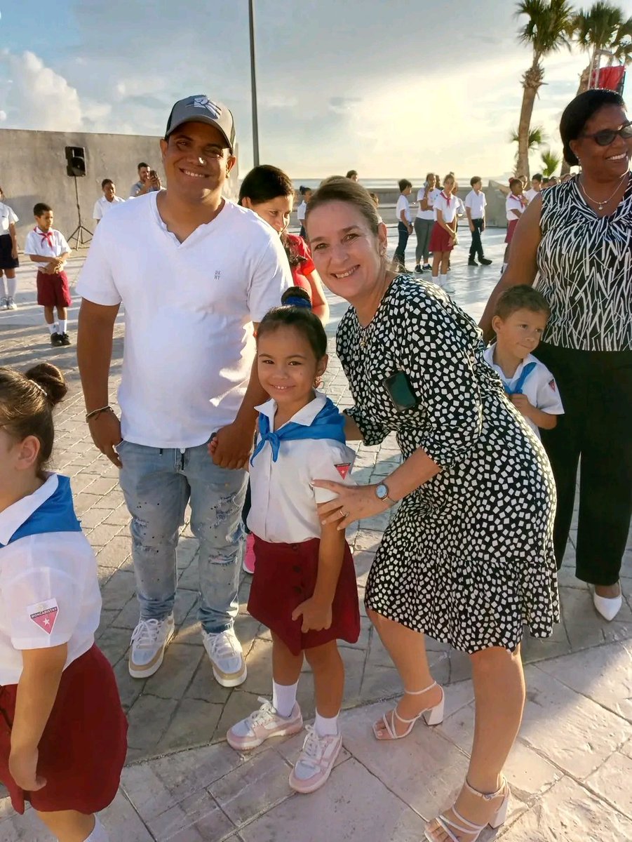 En la Tribuna Antimperialista estuvieron esta mañana la ministra de Educación <a href="/naimatrujillob/">Naima Ariatne Trujillo Barreto</a> y la viceministra <a href="/Marlen31443761/">Marlen Triana Mederos 🌷</a> siendo partícipes de uno de los momentos más importantes de niñas y niños en su vida estudiantil. Desde hoy son pioneros moncadistas. 
#CubaMined 
#OPJM