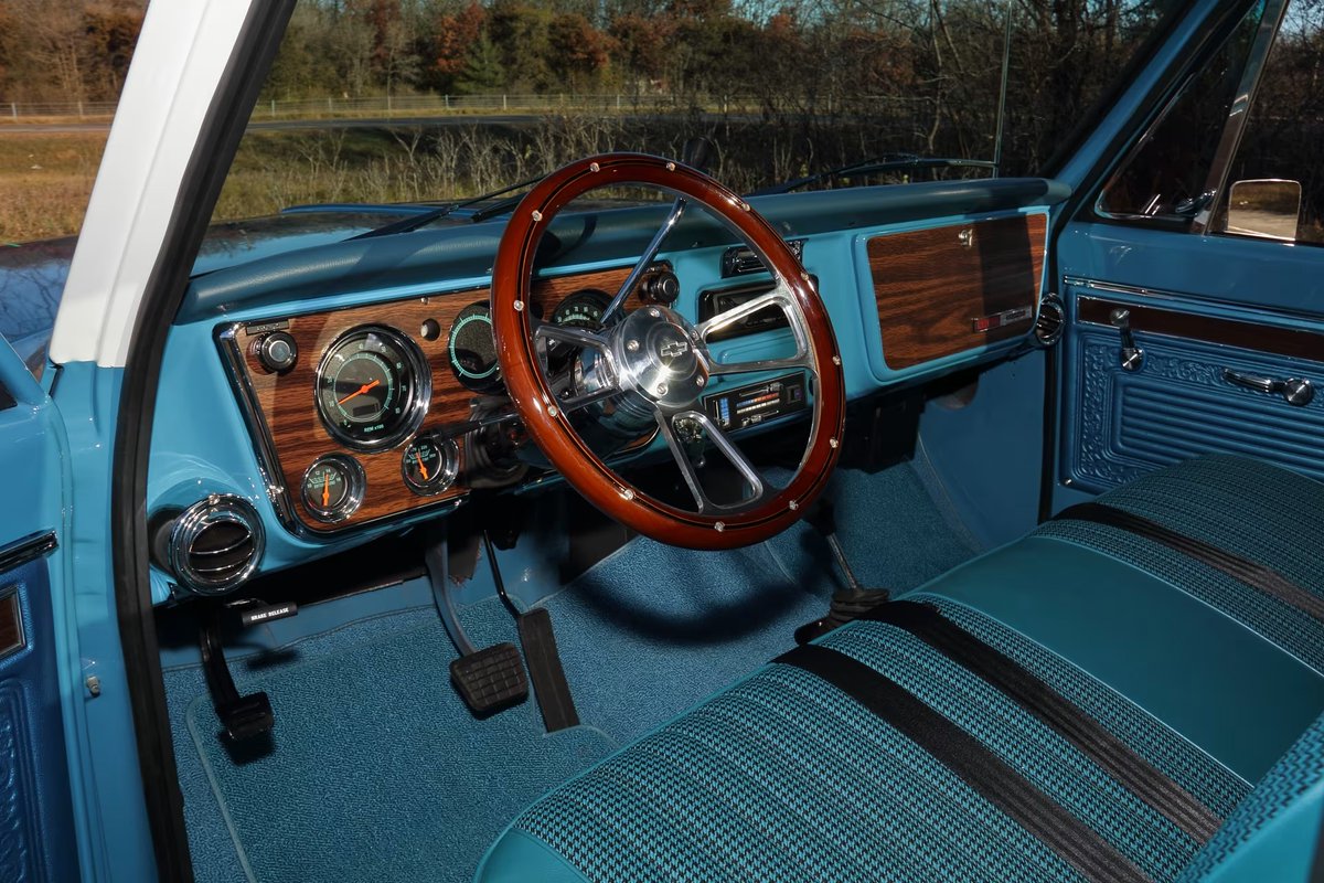 KYFIREBUFF's tweet image. Not on this beauty!! It was on Meacum Auctions last year. OH MAN, is as sharp inside and under the hood as it is outside!!! It also only has 58 miles on it since the rebuild.
Here the link to when it was at Meacum: mecum.com/lots/1107460/1โฆ