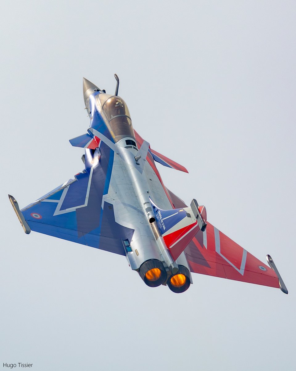 Mach3Plus's tweet image. The Rafale Solo Display team and the choumac mechanics of the ETR have unveiled a new livery designed by Regis Rage Rocca. Painted in the colors of France, it reflects both tradition and elegance.

During demonstrations, the RSD team highlights the Rafale’s incredible agility,…