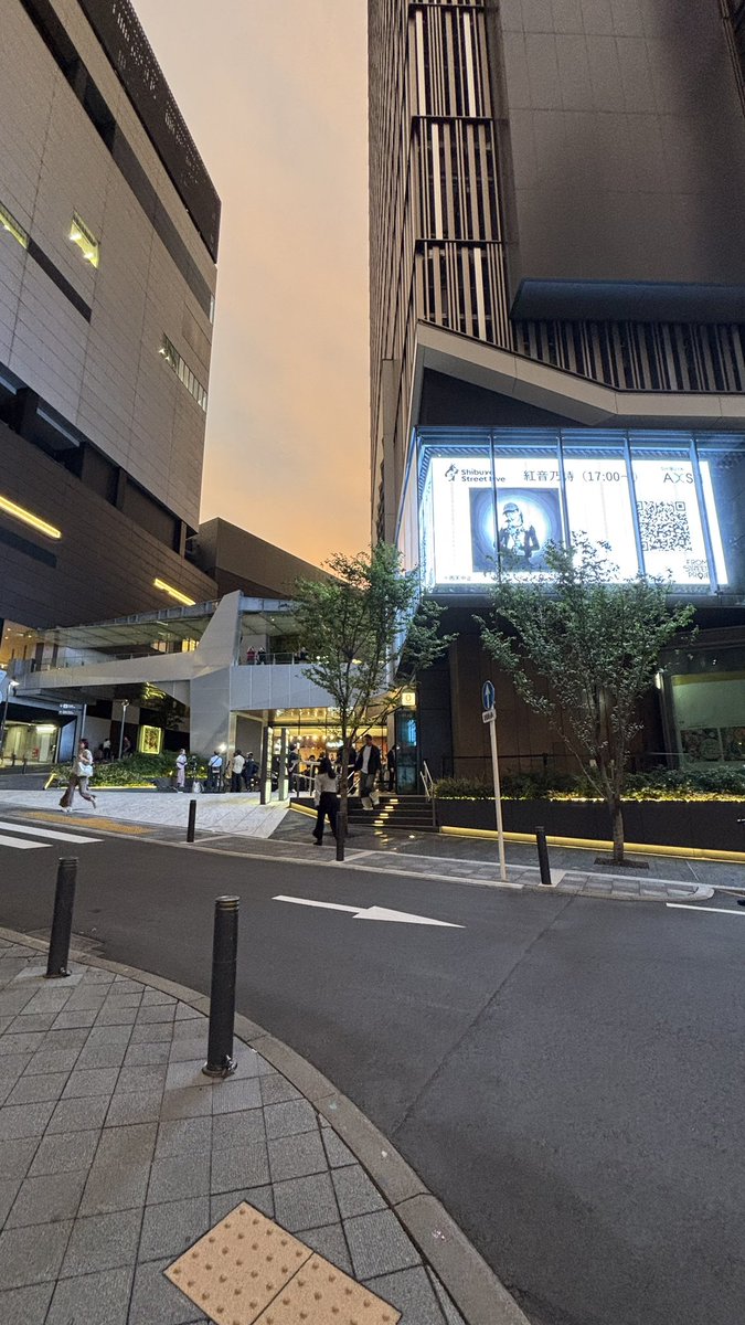 akane_nore's tweet photo. SHIBUスポット 初出演でした✨

とても気持ちのいい秋の空を横目に、歌わせていただきました！

@mocchannel_0409 さんとは5年以上前コロナよりもっと前からお知り合いだったことが判明🥹

やっとまた、繋がれたことに本当に感謝です🪢

#渋谷AXSH
#SHIBUスポット
#StreetLive
#SSW https://t.co/s145GUgZBB