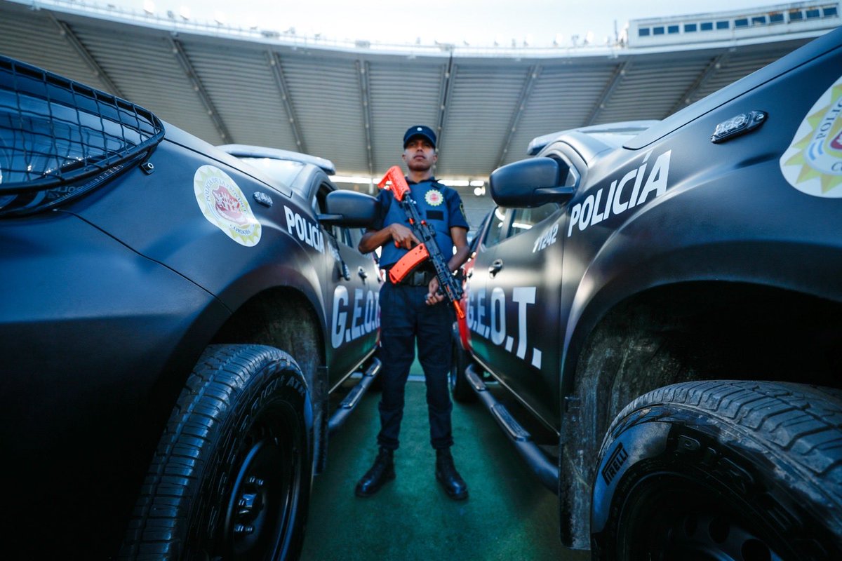 gobdecordoba's tweet photo. 🔊 El gobernador @MartinLlaryora, junto a la cúpula mayor de la @PoliciaCbaOf y autoridades de @minsegcba presenta la nueva unidad de seguridad pública Grupo Especial de Operaciones Territoriales (#GEOT).
📍 La puesta en marcha del #GEOT busca fortalecer el patrullaje permanente en zonas de mayor conflictividad social, determinadas a partir de mapas de calor que identifican delitos y hechos violentos.
El #GEOT estará integrado por personal altamente capacitado proveniente de unidades especiales como Guardia de Infantería, SEOM, Infantería Femenina, Caballería y Canes 👮♀️👮.
Operará en binomios, con armas largas, armamento menos letal y equipamiento completo, garantizando un accionar táctico eficiente y articulado en todo el territorio provincial.
#SeguimosHaciendo