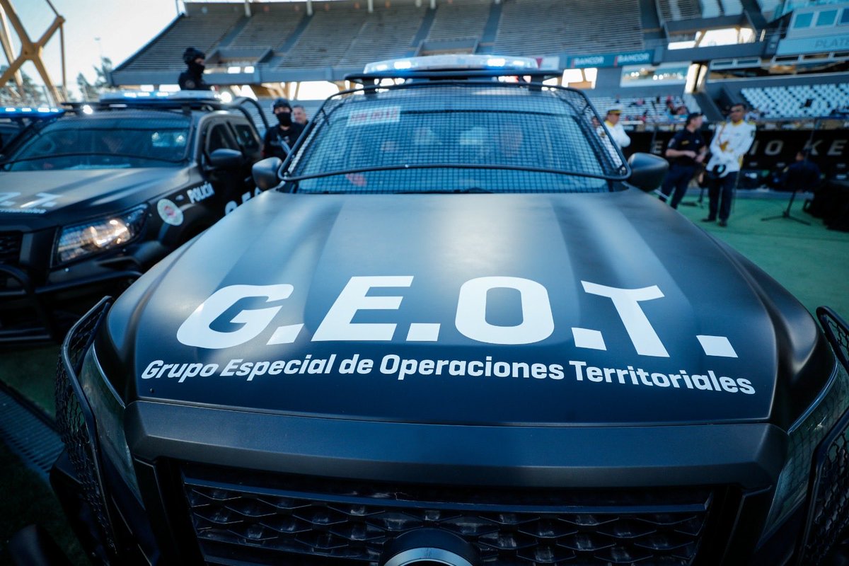 gobdecordoba's tweet photo. 🔊 El gobernador @MartinLlaryora, junto a la cúpula mayor de la @PoliciaCbaOf y autoridades de @minsegcba presenta la nueva unidad de seguridad pública Grupo Especial de Operaciones Territoriales (#GEOT).
📍 La puesta en marcha del #GEOT busca fortalecer el patrullaje permanente en zonas de mayor conflictividad social, determinadas a partir de mapas de calor que identifican delitos y hechos violentos.
El #GEOT estará integrado por personal altamente capacitado proveniente de unidades especiales como Guardia de Infantería, SEOM, Infantería Femenina, Caballería y Canes 👮♀️👮.
Operará en binomios, con armas largas, armamento menos letal y equipamiento completo, garantizando un accionar táctico eficiente y articulado en todo el territorio provincial.
#SeguimosHaciendo
