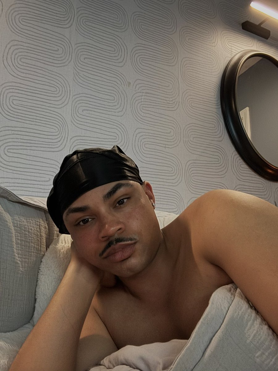 Marcus_Henning's tweet photo. Most of my selfies are right before bed💤😴 https://t.co/ghTYaKEbrr