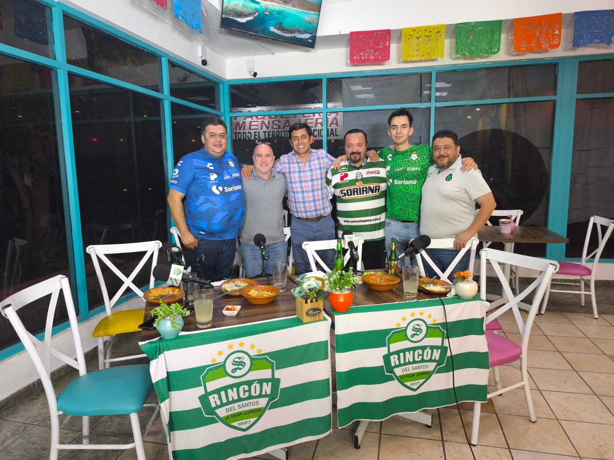 Anoche en Mi Cariñito. Restaurante. 2 históricos del <a href="/ClubSantos/">Club Santos</a> , Rodrigo Pony Ruiz y <a href="/GabrielPalmeros/">Gabriel Palmeros</a> , que se lució en las atenciones con <a href="/LvgRincon/">Rincón del Santos, La Vieja Guardia</a>  
Compartiendo plática, pan y pan líquido con mis Chanchos.