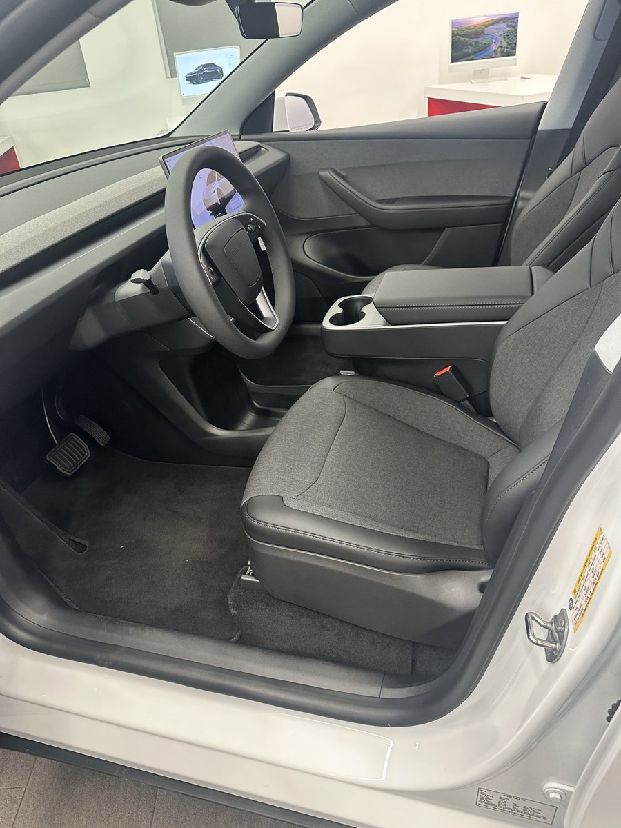 Mikepc1988's tweet image. Today, I got to check out the new Tesla Model Y Standard in person. While I’ve seen some mixed takes online, here’s my perspective as a professional driver and trained technician.
First off, it’s clear this variant is engineered for easier and cheaper servicing, with…