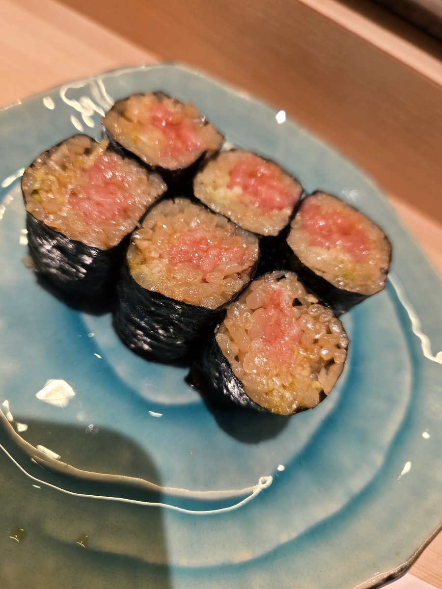 おはようございます！

昨日は二十四節気の一つ、寒露。

寒露とは晩夏から初秋にかけて野草に宿る冷たい露の事。

この頃は大気の状態が安定して空気が澄んだ秋晴れの日が多くなるはずですが、ここ最近は雨の日多し。

天気は雨でも心は秋晴れ！
ついでに、食欲の秋！

それでは、皆様、良い一日を！