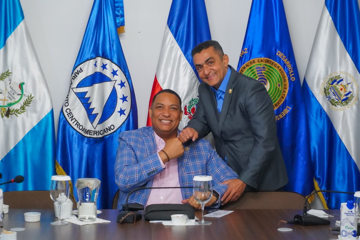 Hoy, quiero reconocer el extraordinario trabajo de Eddy Antonio, nuestro secretario histórico del parlamento centroamericano. Su reciente rendición de cuentas no solo evidenció su capacidad como un verdadero gerente. 
A lo largo de su gestión, Eddy siempre se ha manejado con un