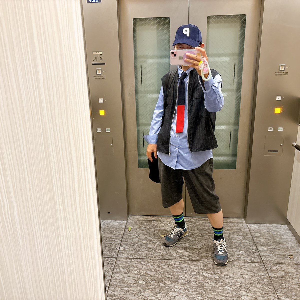 HajimetanizakiF's tweet photo. #本日のコーデ記録 👕👖🧢👟✨📸
なんか思ってたのと違う仕上がりに🤔💭😅
Cap│#PUMA
Tie│#HM
Gilet│#SIMPLICITE
Y-shirt│#UNIQLO
Bottoms│#ZUCCa #ChubbyBunny
Shoes│#newbalance
#50代メンズファッション 👔 https://t.co/TVZwh8XKHV