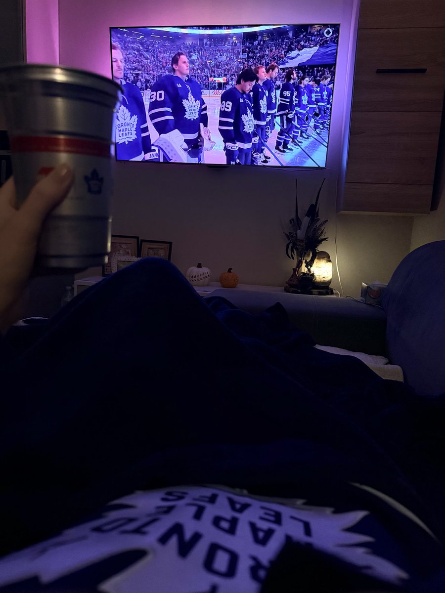 svn_drv's tweet image. happy season opener! 💙🤍

#LeafsForever