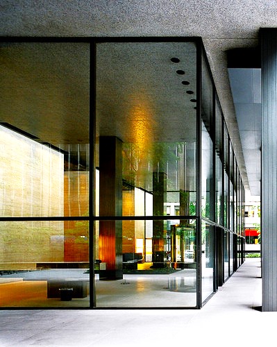 fraisku's tweet image. Mies Van der Rohe:
"La arquitectura es un arte objetivo y debe regirse por el espíritu de la época en que se desarrolla".
Seagram Building-1958, Chicago, USA. #JuevesDeArquitectura