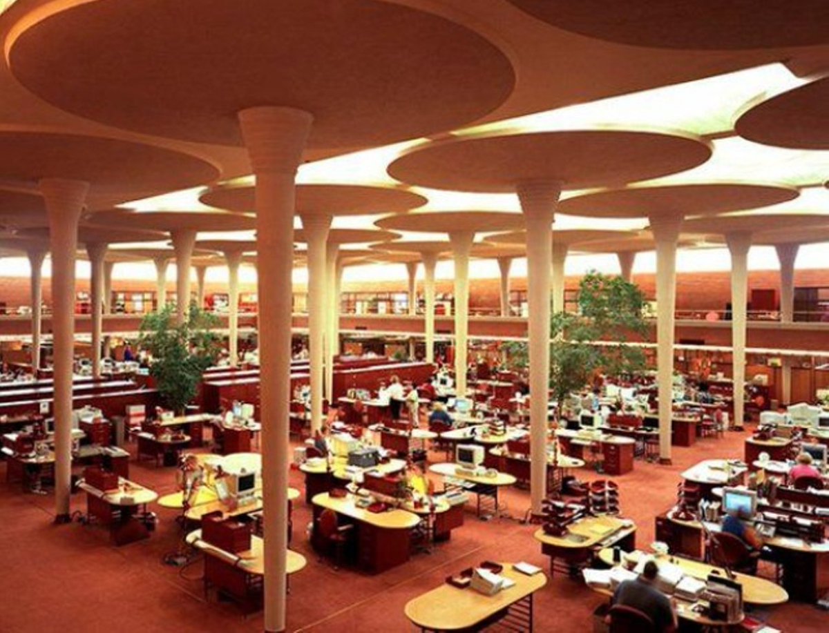 Amo ese modelo de planta liberada por la disposición de columnas... y la forma paradigmática de ese elemento.  Y, tras liberar, la manera en que puede dedicarse al amoblamiento una vez ha resuelto la transmisión de cargas.
Edificio Johnson Wax; Frank Lloyd Wright.