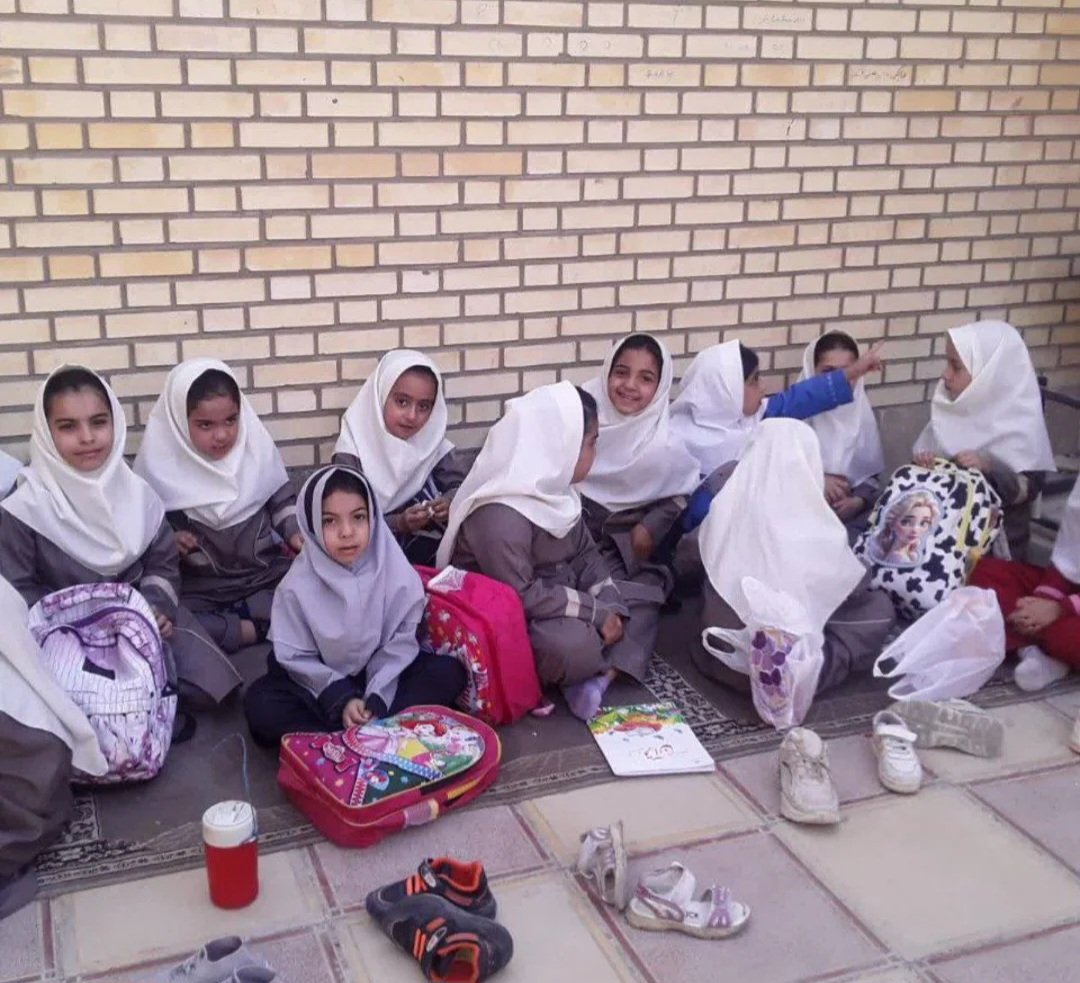 کودکان یک مدرسه در شادگان که هنوز میز و صندلی ندارند.
شادگان نفتی، شادگان فولادی و شادگان آبی.