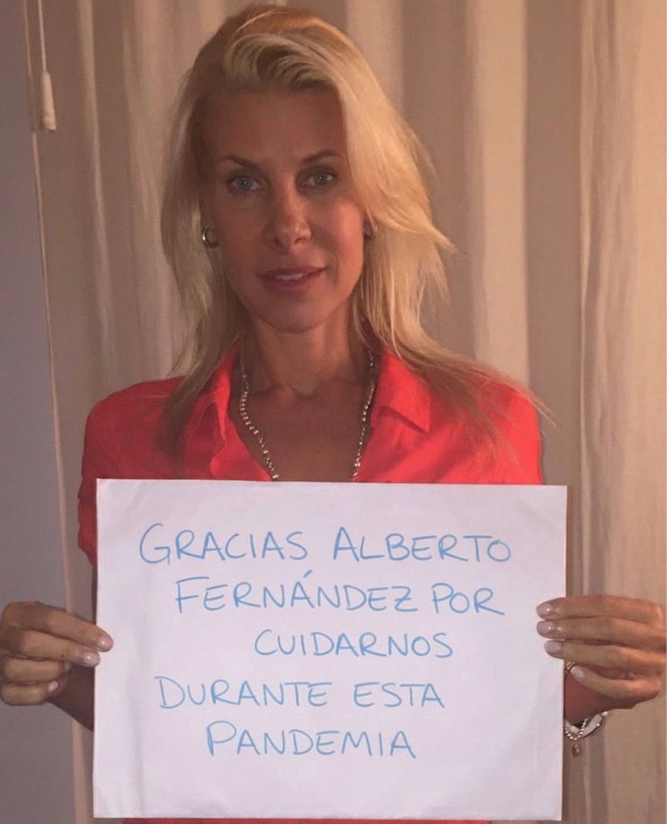 La amante de Scioli apoyando a Albertito como debe ser. Ella le encargaba tortas a karina cuando todavía no la conocia nadie--- pero eso no te lo cuentan, son amigas