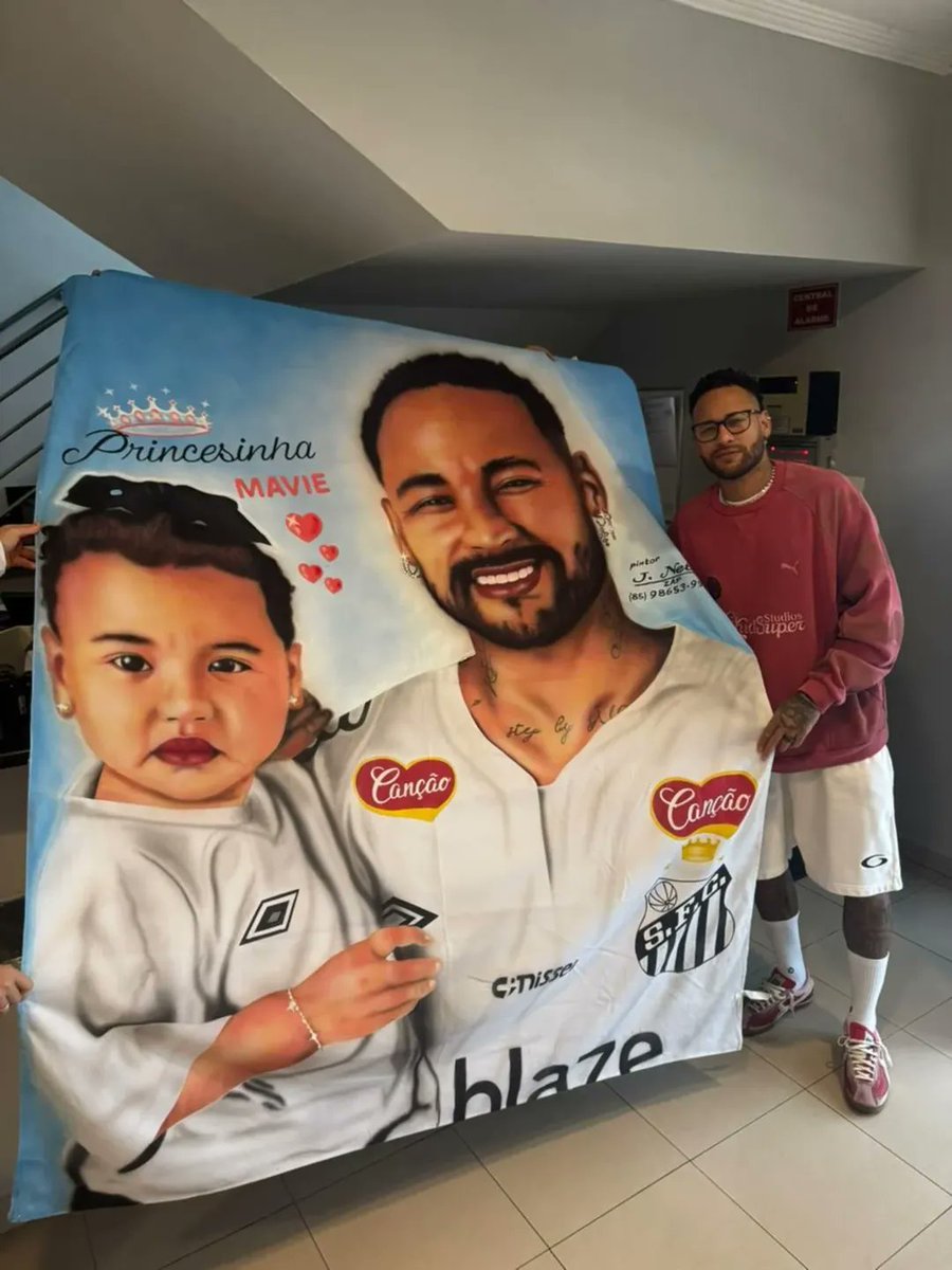 EmpNeymar's tweet image. Neymar recebendo uma arte dele com a Mavie de um neymarzete. 🥰