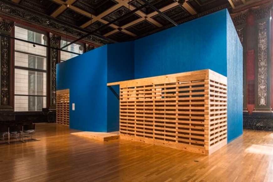 Sé que no es la imagen más atractiva... pero hay algo que me llamó la atención en esa forma de usar la textura sobre ese gran volumen azul.
De Tatiana Bilbao para la Bienal de Arquitectura de Chicago, una reflexión sobre vivienda social (que deberían buscar).