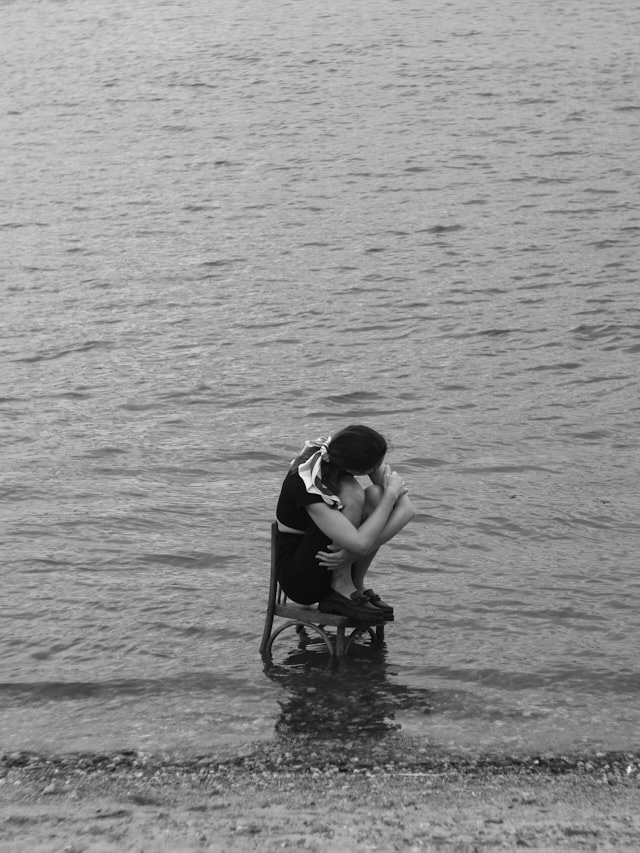 everything
we do
undulates
outward

look around
it can be seen
along the surface
of the waters…

what is it that 
your ripples
send out
into the world?

J. Belle 🤍

📷 Aleksandra Sapozhnikova