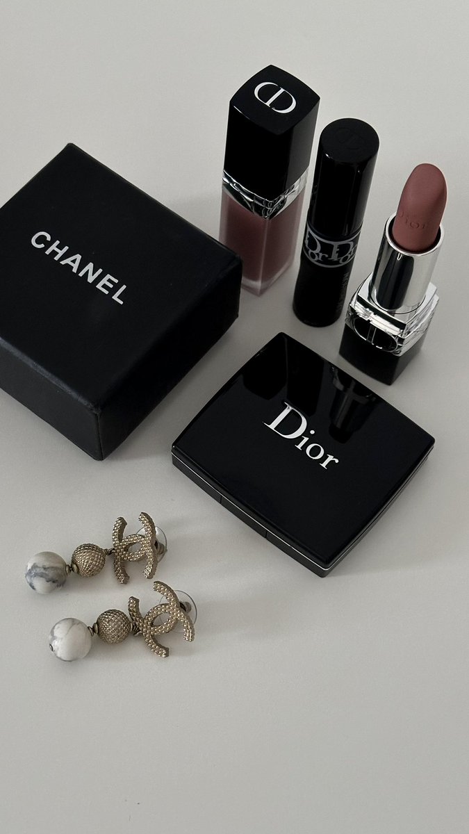 عن جميع المَـلا فارق وبارق وزاهي
يا سنا جوهر الفتنـة ويا درّها