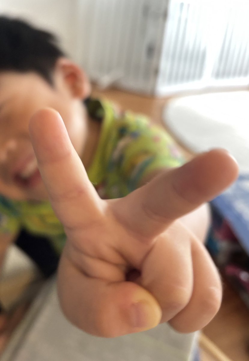 やっっっっと息子がピース出来るようになったんだけど遅いよね？😂（3歳5ヶ月）でもね、写真撮るよーって言ったら「ピース出来るようなったよ！見ててねぇ…ほらぁ！☺️」ってドヤ顔で見せてくれるのすんげえ可愛いの！！！