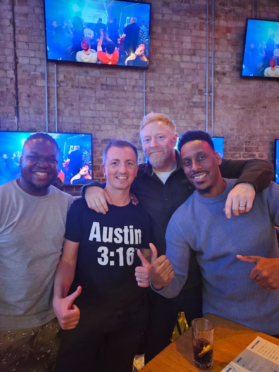 SamBromley's tweet photo. Great night with the @WWEGP solid ass cats, followed by Clash of the Comics! #ClashoftheComics https://t.co/S8zizPaOfw