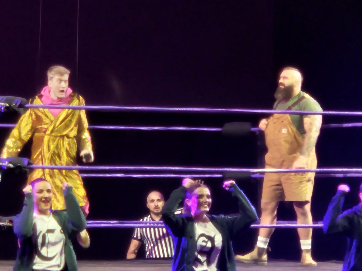 SamBromley's tweet photo. Great night with the @WWEGP solid ass cats, followed by Clash of the Comics! #ClashoftheComics https://t.co/S8zizPaOfw