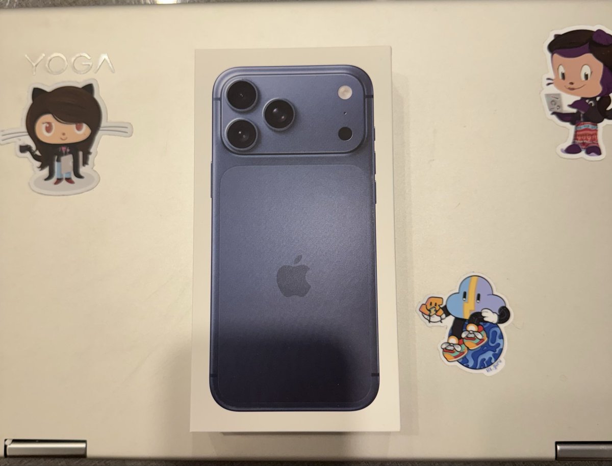 CodeAndCrochet's tweet image. My new iPhone finally arrived. @CreeCoder Behold, the Blue iPhone.🤣