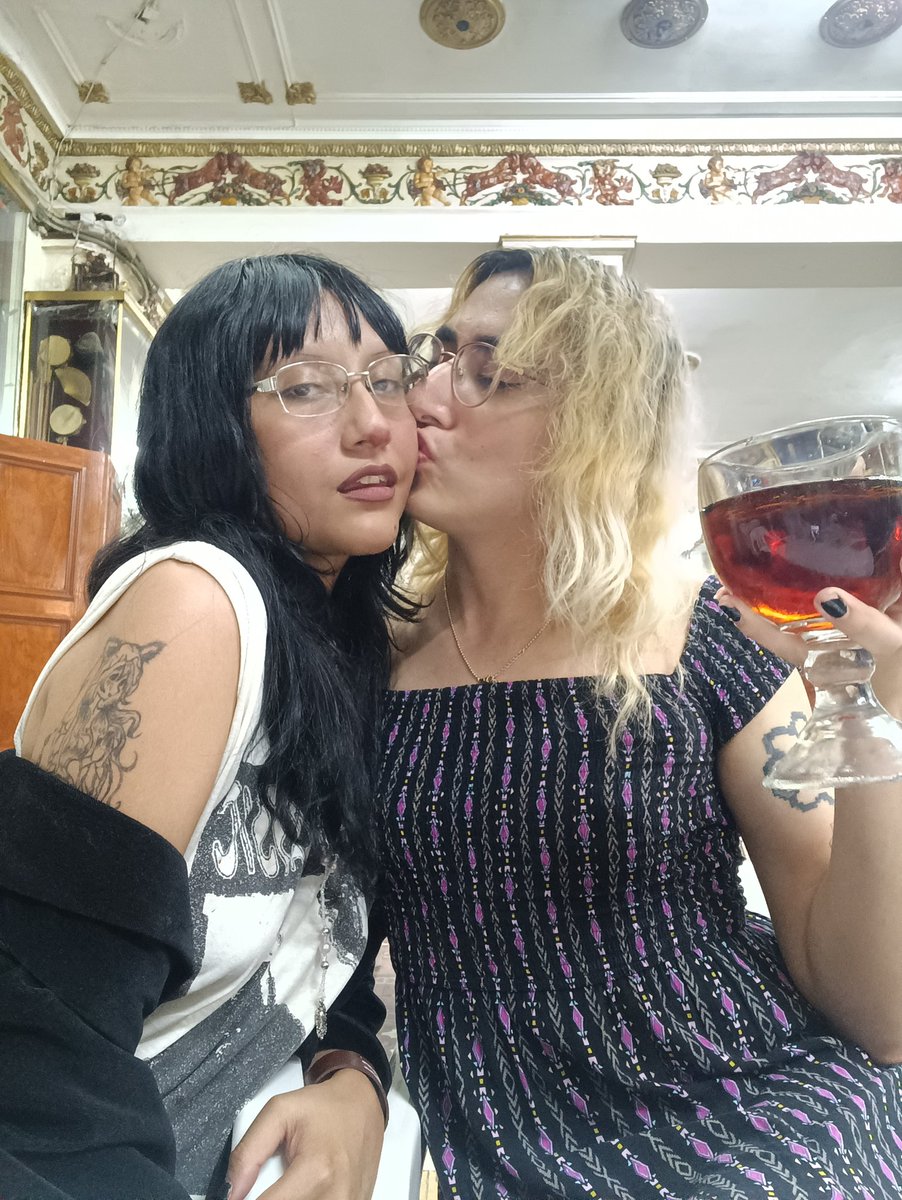 no iba a pistear hoy pero es el día de las lesbianas y extraño ami vieja like a mf 😭 miren q preciosa es me muero