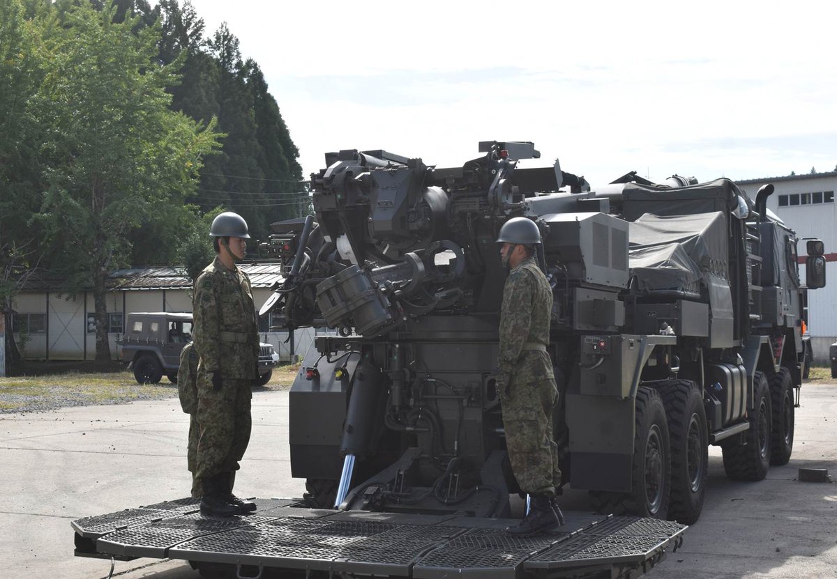 みなさんこんにちは！
#玖珠駐屯地 は９月に着隊した新隊員に対して #１９式装輪自走１５５ｍｍりゅう弾砲 の器材操作訓練を実施しました。先輩隊員の指導のもと、プロとしての基礎を固めていきます！