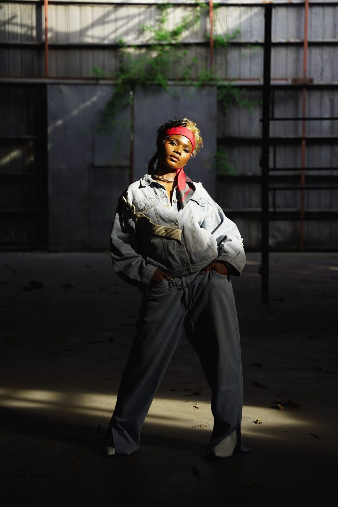 The talent of the Nigerian viral star <a href="/callmeSallee/">SALLE</a> is undeniable. Hoping to connect with people on debut EP, ‘Only Sad People Smile,’ Salle raises the bar with her poetic songwriting. noctismag.com/music/salle-im…
🖊️ <a href="/carolinakrampl/">Karolina Kramplova</a>
