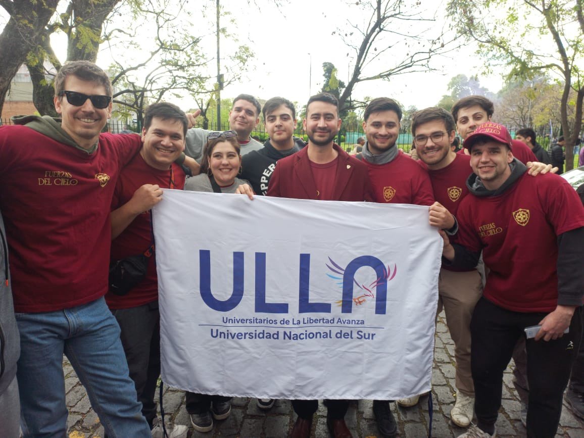 En <a href="/ULLA_UNS/">Universitarios LLA UNS</a> somos más que una agrupación de jóvenes idealistas. Somos el escudo que te defiende de la espada adoctrinadora. Somos la luz que vence a las sombras de la ignorancia ideológica. Hagamos juntos  una verdadera universidad PARA TODOS. Acompáñanos con tu voto este 12N.