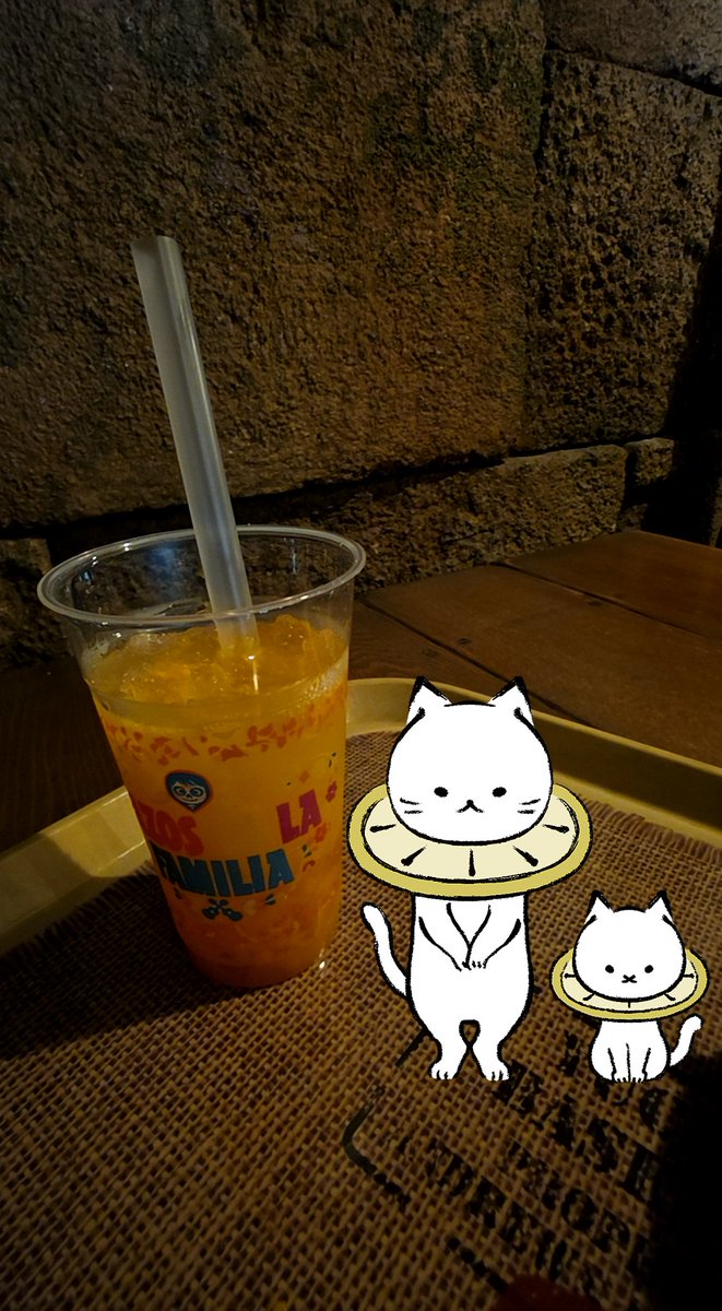 Yukari_sarang03's tweet image. 関西から来てくれた友達とディズニー遊びに行ってきた🐚ハロウィーン楽しい🎃🎬リメンバーミーの世界に飾られたエリアがあって、大人気だった✨れもねこちゃんをおいて写真とってみたよ🙌
#れもねことお出かけ 
#上白石萌音105 #lemonedo
