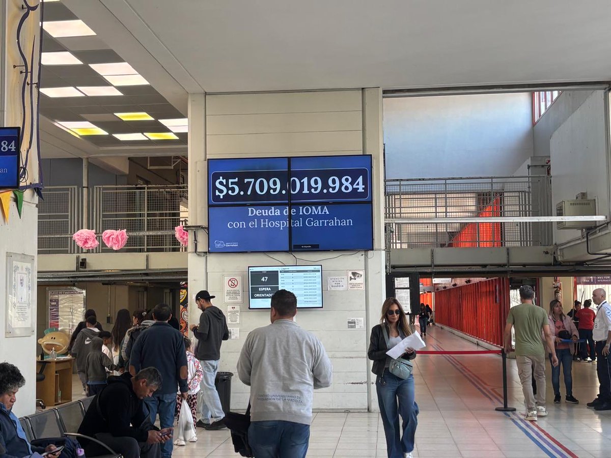 's tweet image. El Gobierno de Milei mostró la multimillonaria deuda de Axel Kicillof con el Garrahan en las pantallas de la sala de espera del hospital de niños: Una abrumadora deuda de $5.709.019.984 a través de la obra social provincial IOMA.