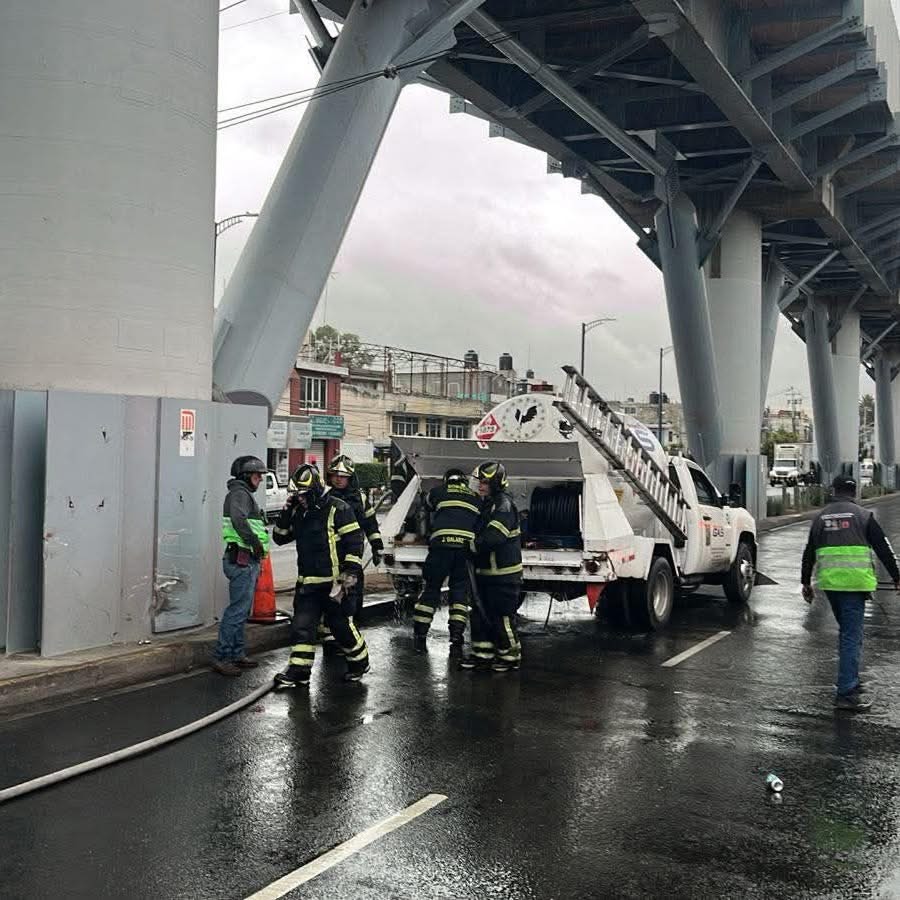 #ÚLTIMAHORA | Se registra una fuga de gas en Tláhuac
Una pipa de transporte de Gas LP sufrió la ponchadura de una llanta y terminó impactada contra el camellón en Av Tláhuac,colonia Santa Ana Poniente
La línea de abastecimiento presentó una fuga, pero no hay personas lesionadas