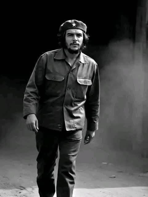 #CheGuevara #Che ❤
¿Por qué será que el Che tiene esta peligrosa costumbre de
seguir naciendo? Cuanto más lo insultan, lo manipulan,

lo traicionan, más nace. Él es el más nacedor de todos.

¿No será porque el Che decía lo que pensaba, y hacía lo que decía? 
     Eduardo Galeano